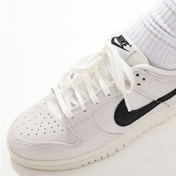 Nike
Dunk SE
Women’s
🌟🪩GLITTER🪩🌟
White/black/team red - Picture 2 of 11
